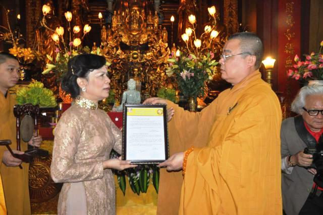 Phu[-]nhân[-]Chủ[-]tịch[-]nước[-]trao[-]chứng[-]nhận[-]quà[-]tặng[-]của[-]Nhà[-]nước[-]Myanmar